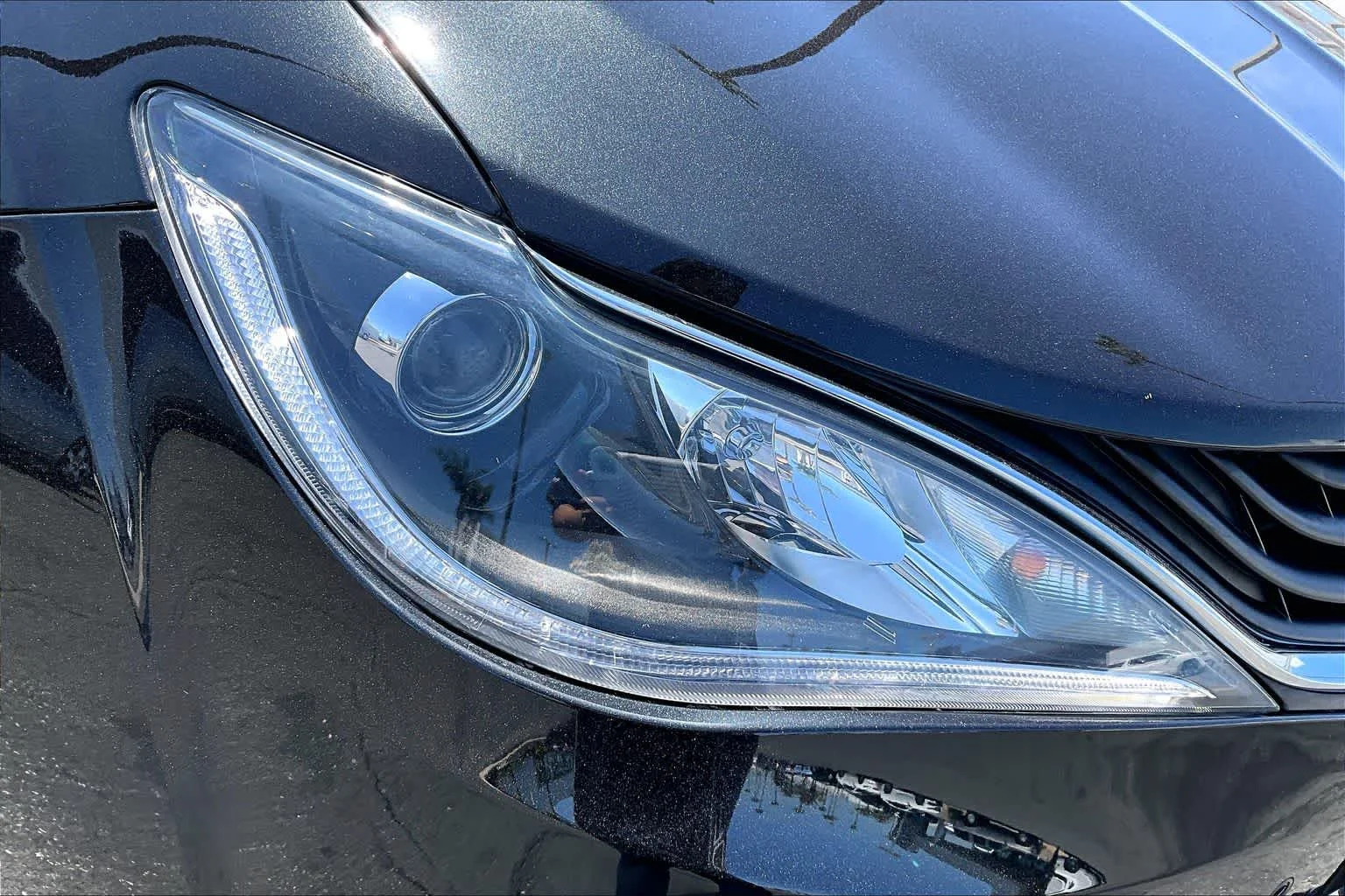 Used 2018 Brilliant Black Crystal Pearlcoat Chrysler Hybrid Limited image 27