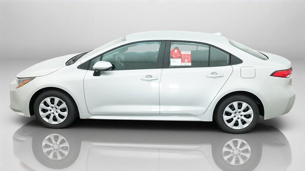 New 2027 Classic Silver Metallic Toyota LE image 2