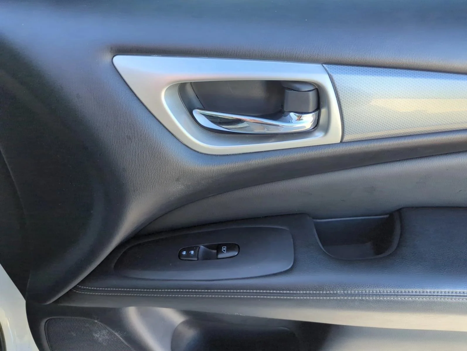 Used 2018 Pearl White Nissan SL image 18