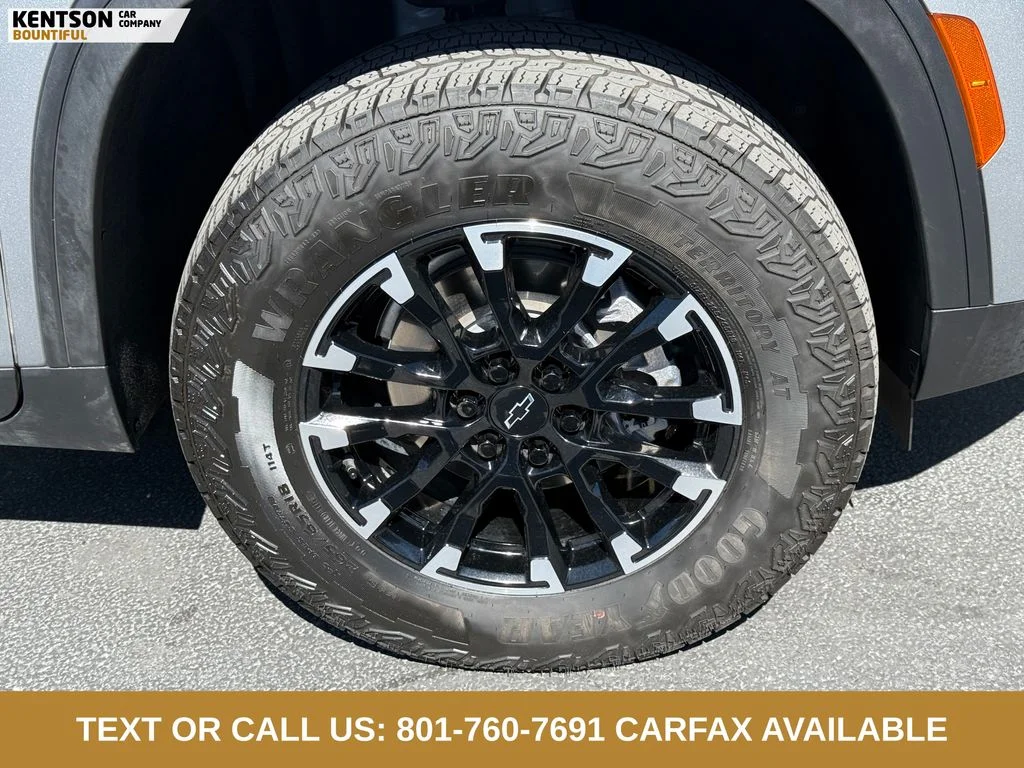Used 2025 Gray Chevrolet Z71 image 13