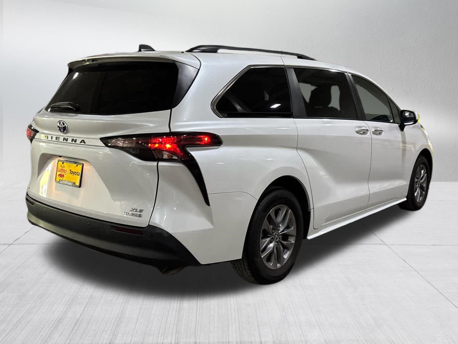 Used 2022 Wind Chill Pearl Toyota XLE image 4