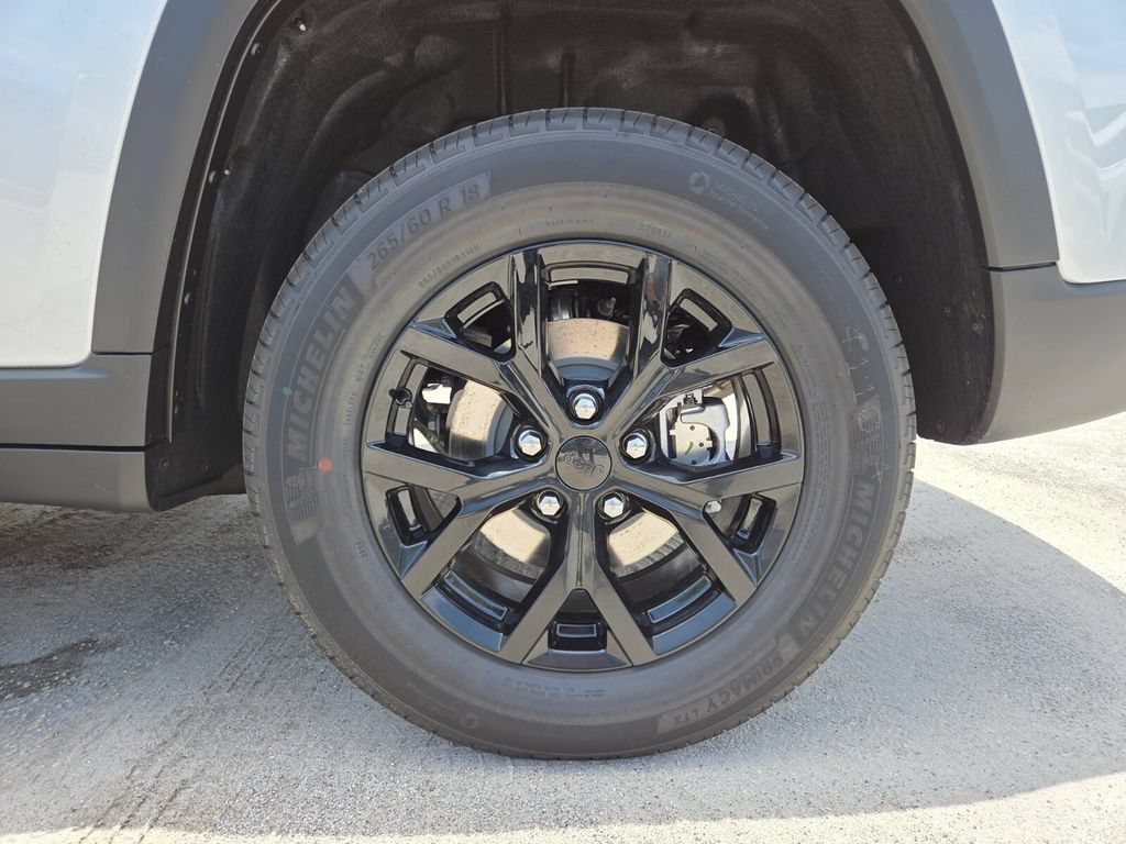 New 2026 Silver Zynith Exterior Paint Jeep Laredo Altitude image 20