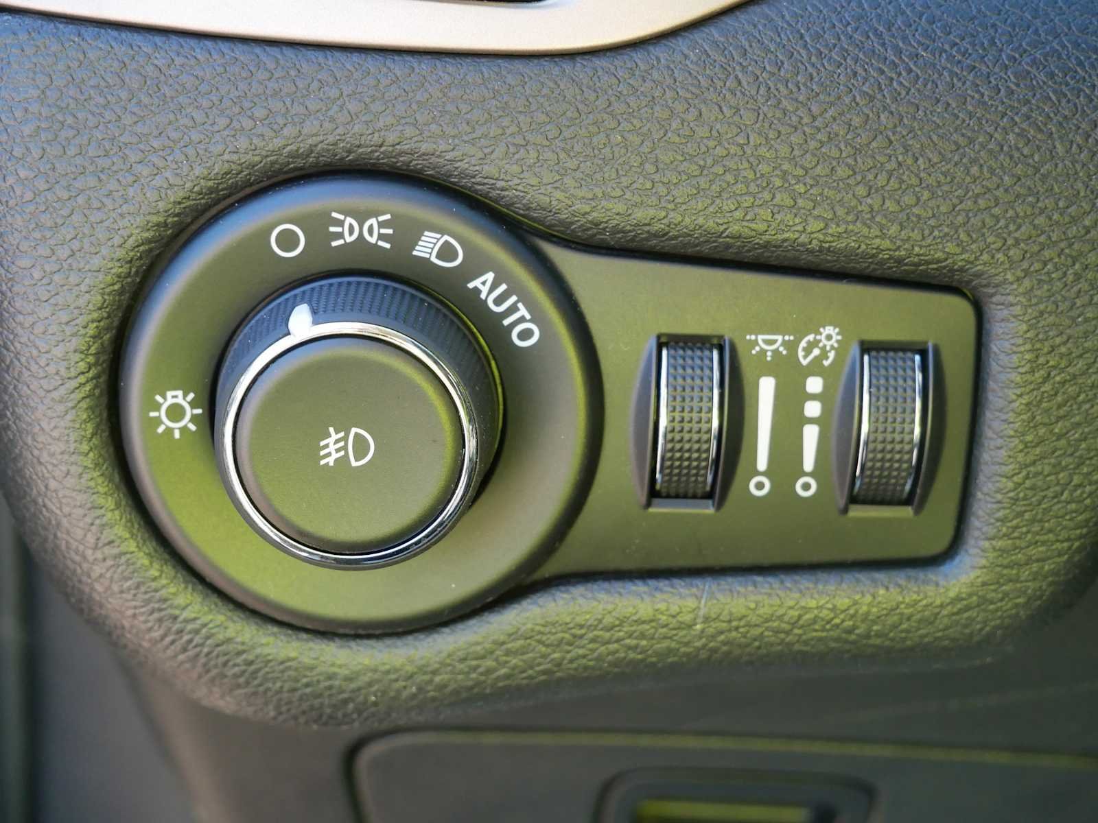 Used 2015 Bright White Clearcoat Jeep Latitude image 14