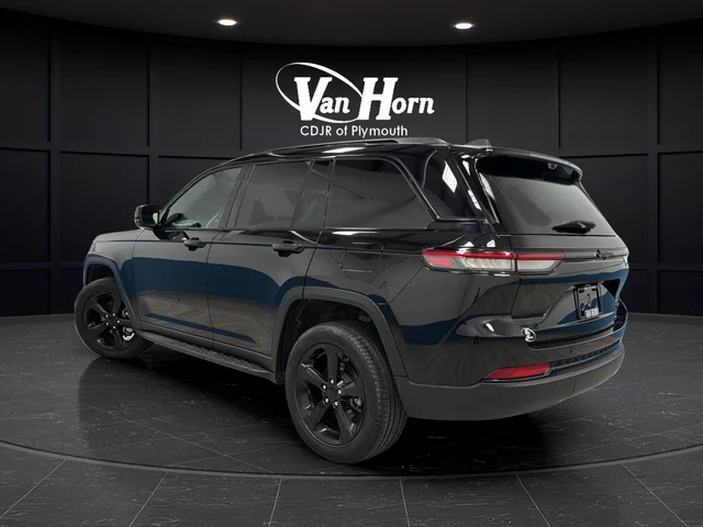Used 2024 Diamond Black Crystal Pearlcoat Jeep Limited image 5