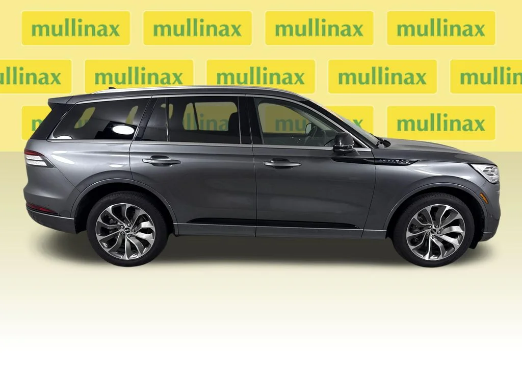 Used 2023 Gray Lincoln Grand Touring image 2