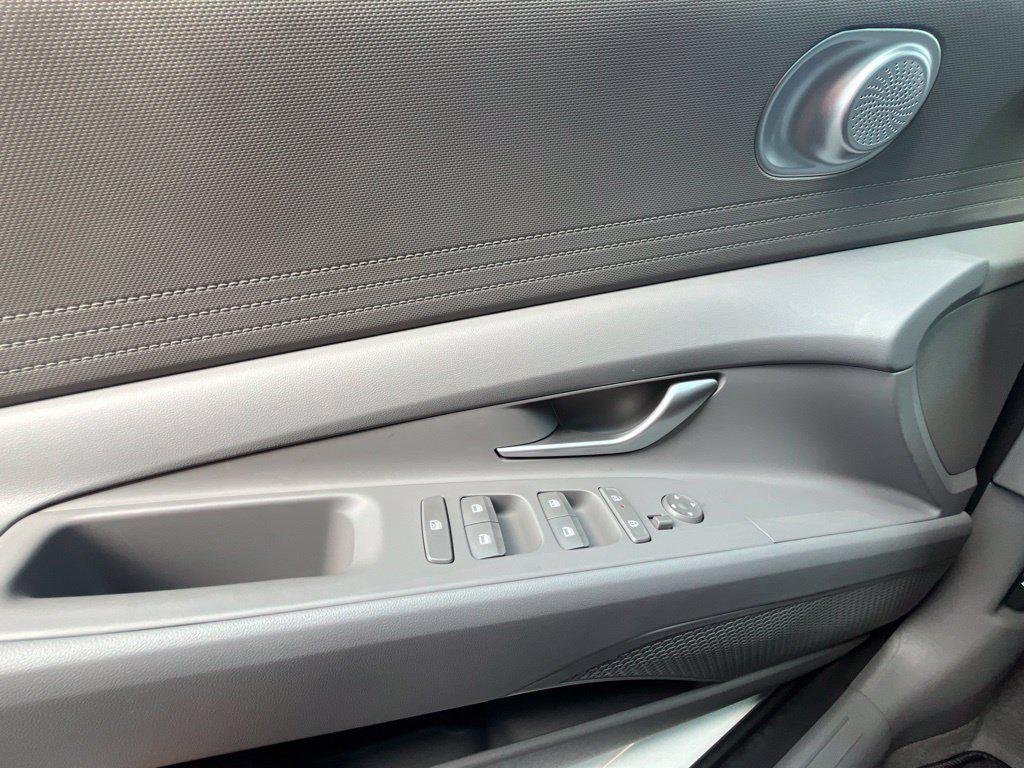 New 2026 White Hyundai SE image 9