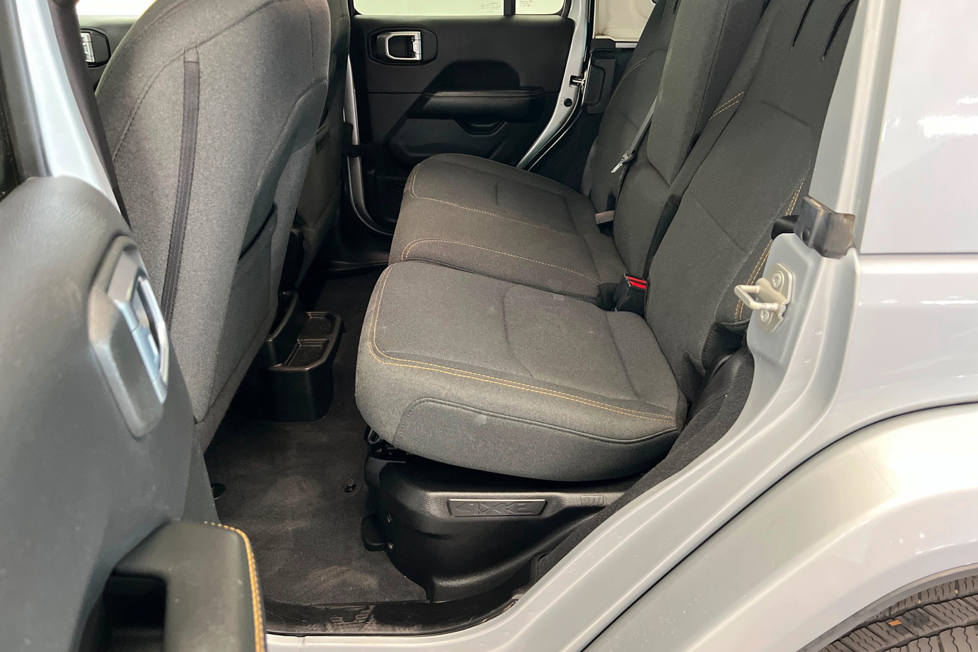 Used 2024 Silver Zynith Clearcoat Jeep Sahara image 22