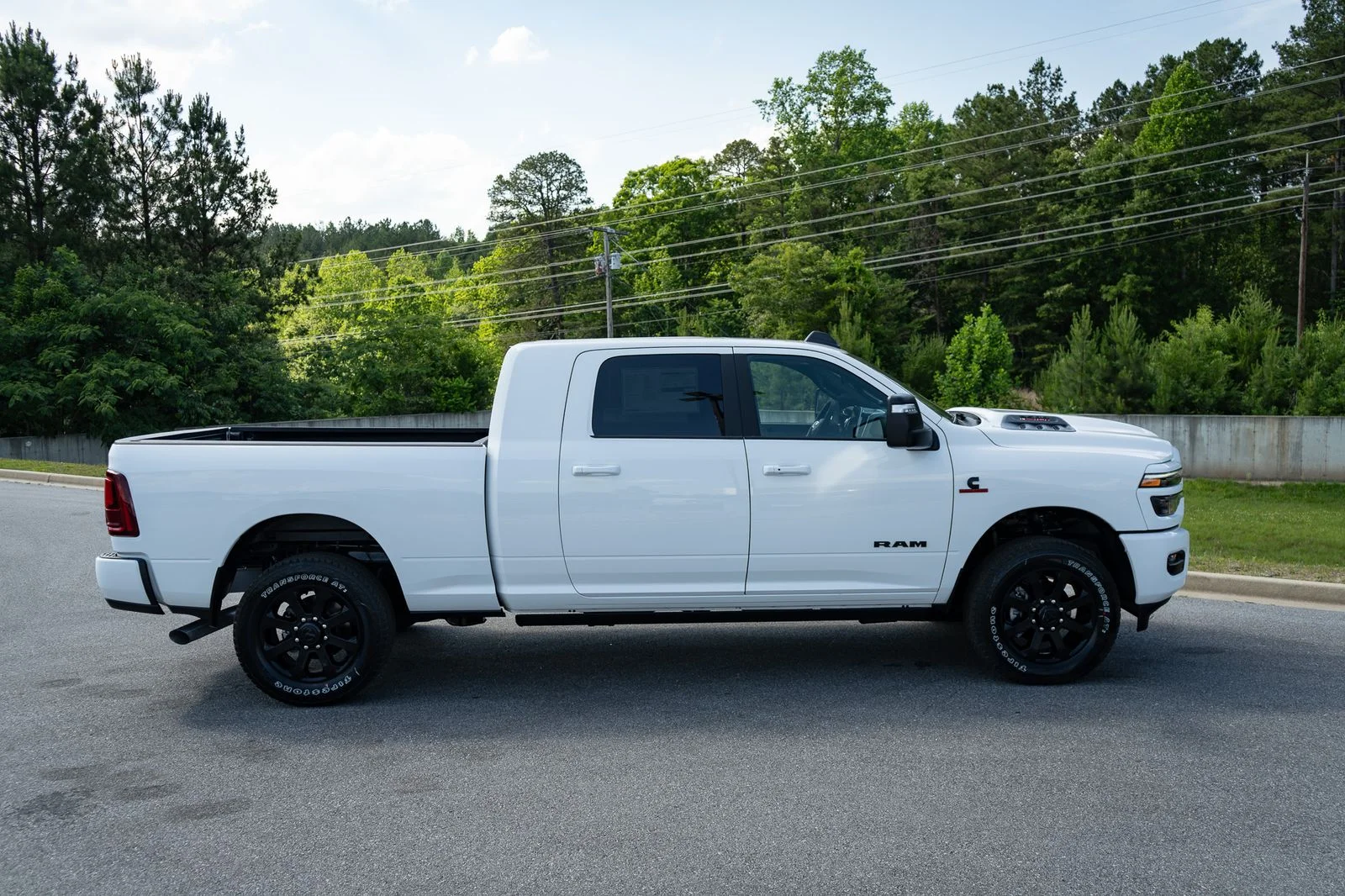 New 2026 Bright White Clear-Coat Exterior Paint RAM Laramie image 19
