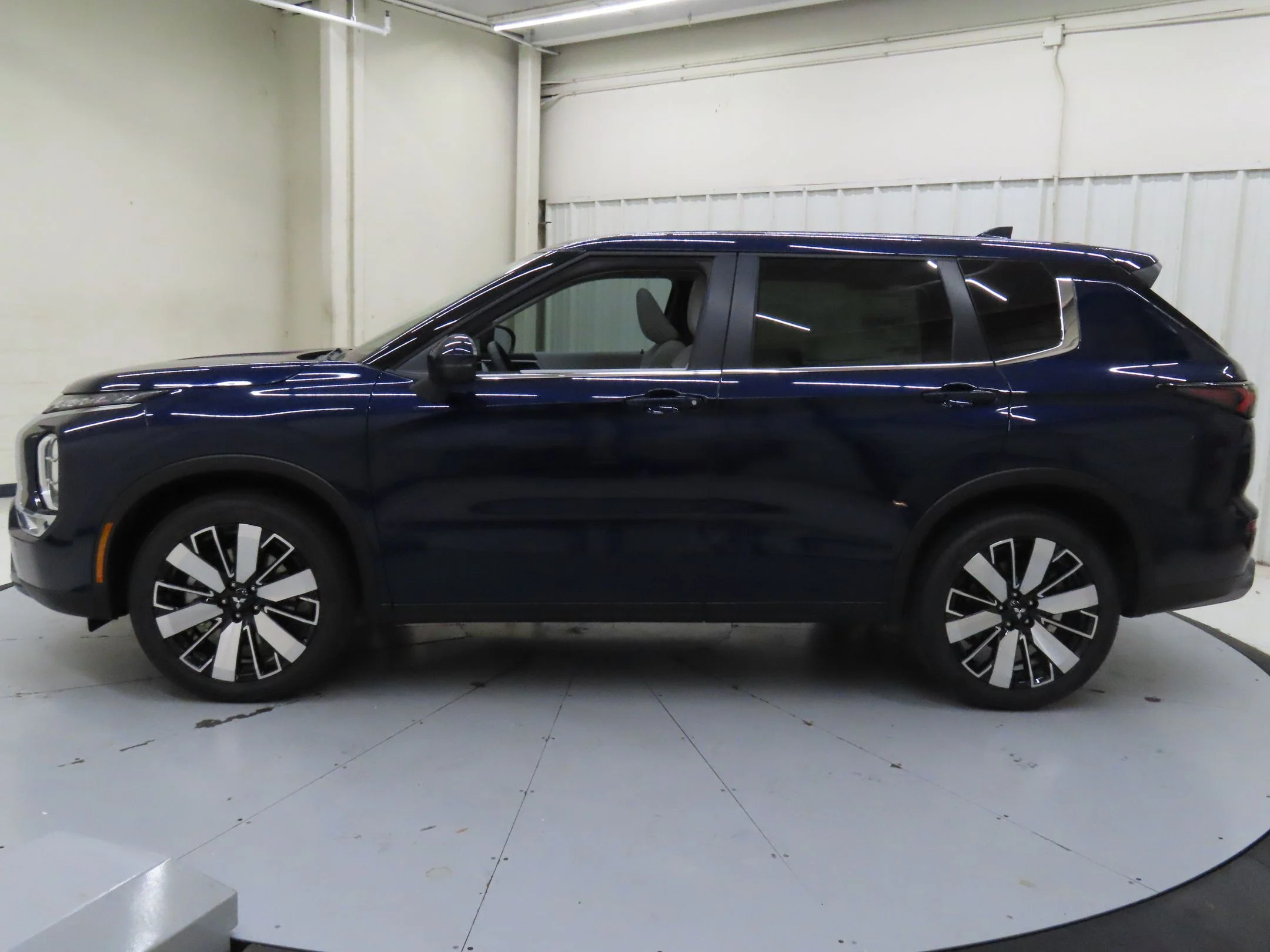 Used 2025 Blue Mitsubishi SE image 7