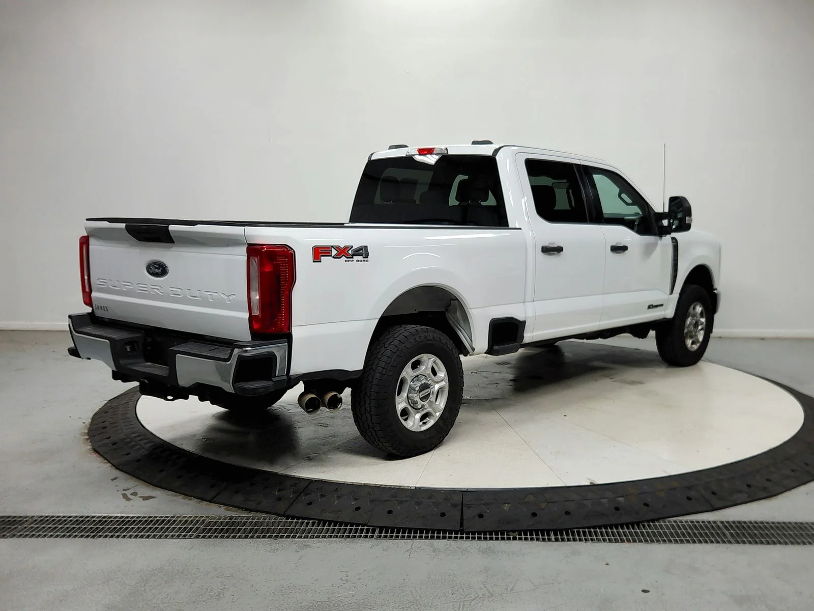 Used 2025 Oxford White Ford XLT image 8