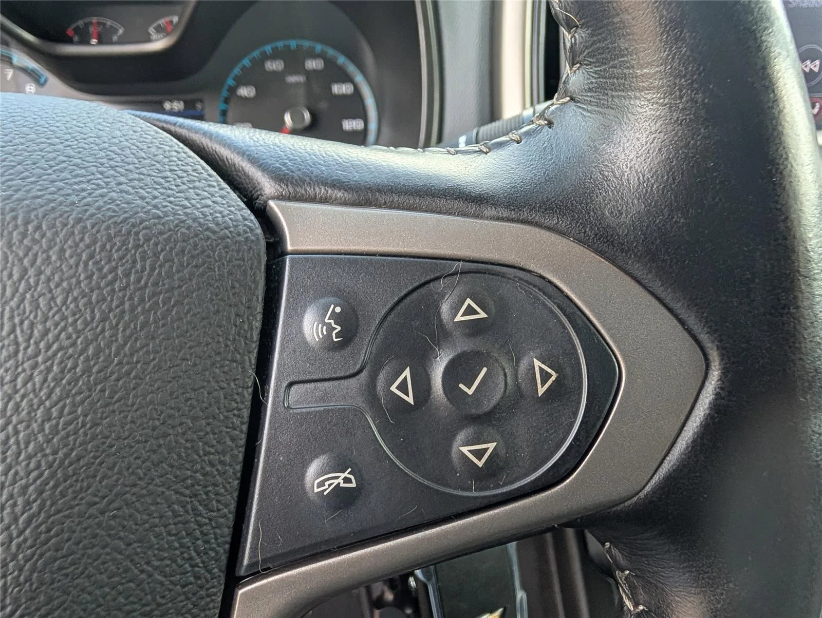 Used 2022 Black Chevrolet Z71 image 25