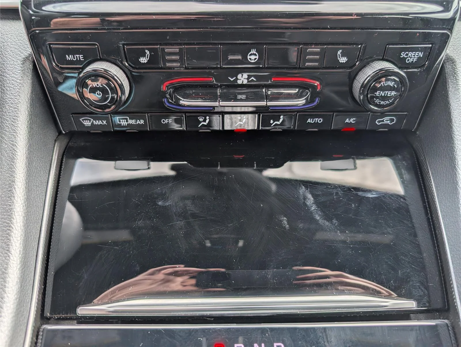 Used 2024 Diamond Black Crystal Pearlcoat Jeep Laredo image 16