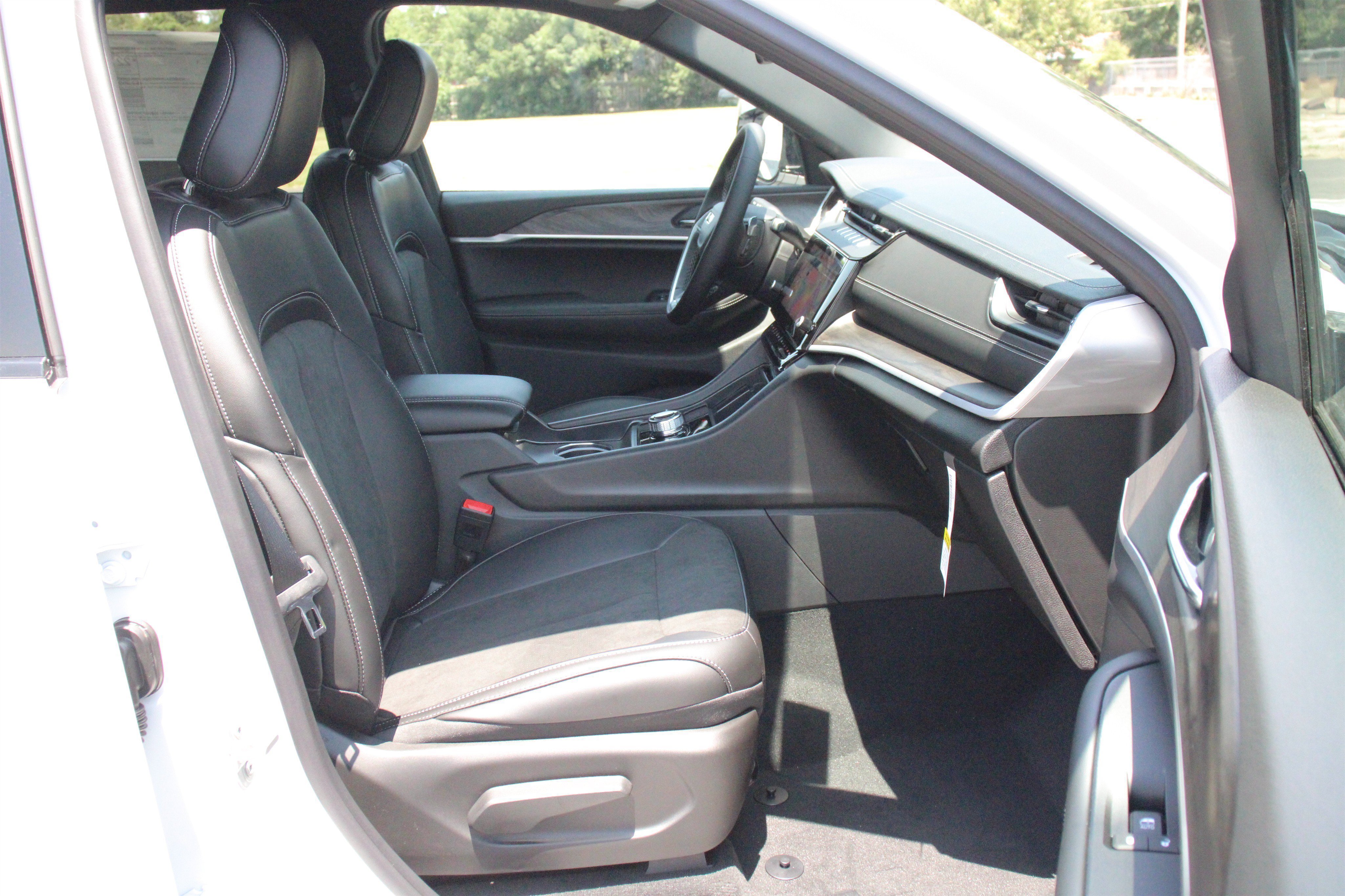 New 2026 Bright White Clearcoat Jeep Laredo Altitude image 31