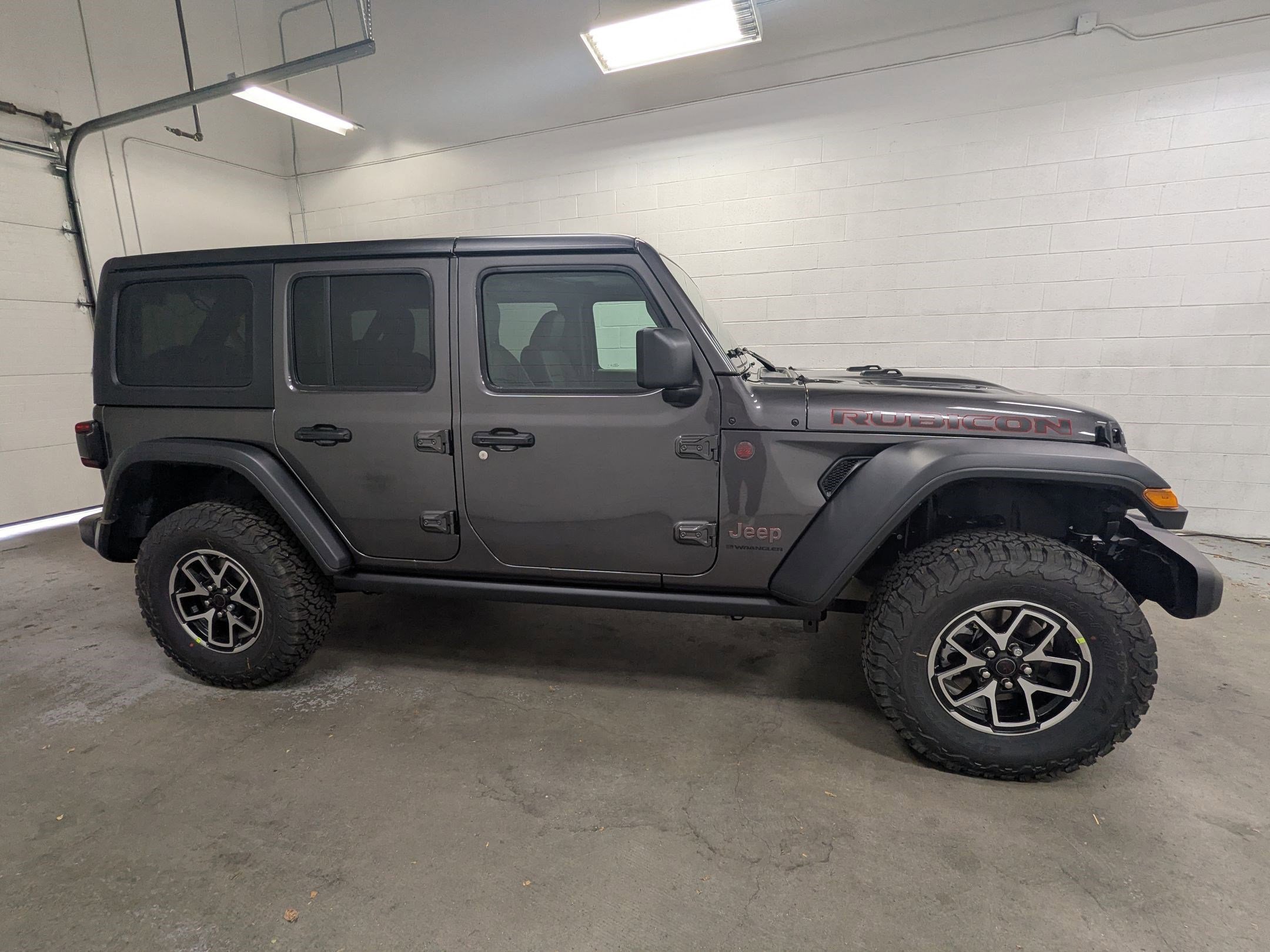 New 2026 Granite Crystal Metallic Clear-Coat Exterior Paint Jeep Rubicon image 3