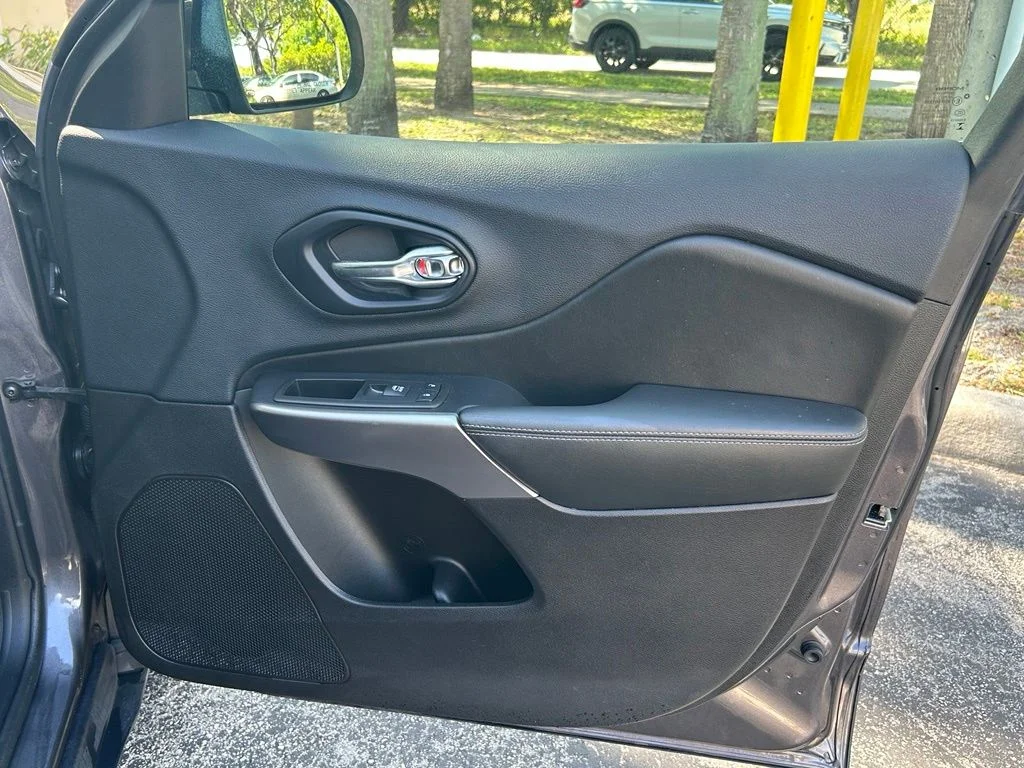 Used 2019 Gray Jeep Limited image 28