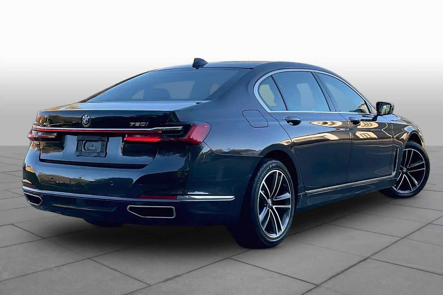 Used 2022 Dark Graphite Metallic BMW 750i xDrive image 12