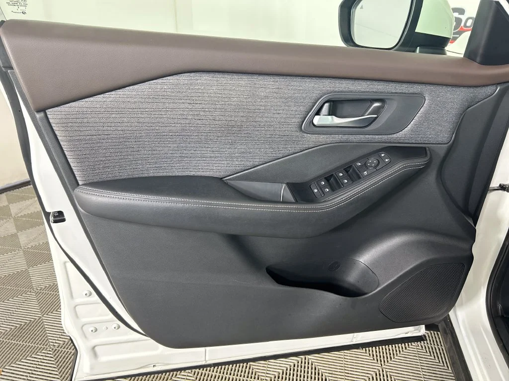 Used 2022 White Nissan SV image 11