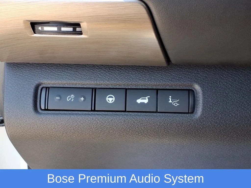 Used 2023 White Nissan Platinum 4WD image 17