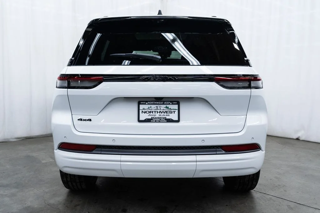 New 2026 Bright White Clear-Coat Exterior Paint Jeep Limited Reserve image 5