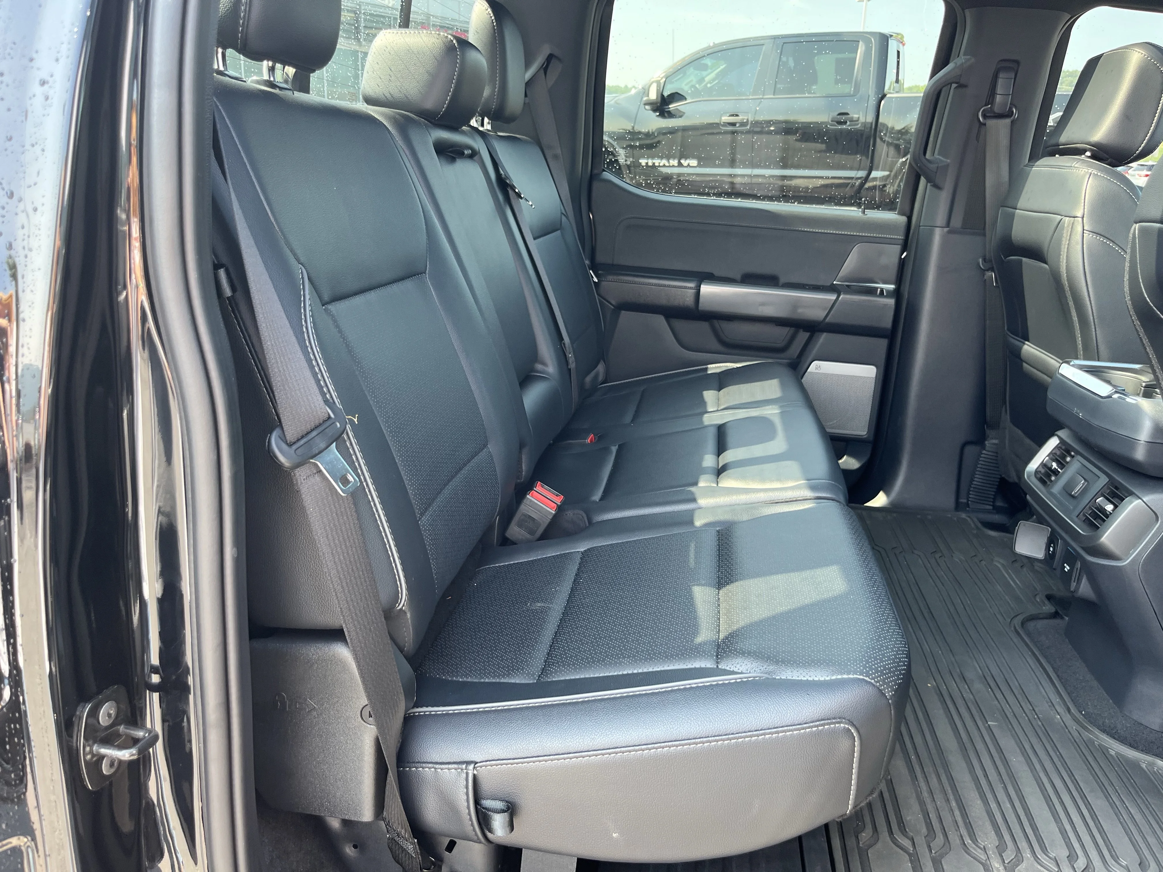 Used 2025 Black Metallic Ford Lariat image 4