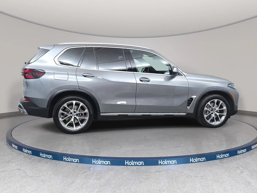Used 2026 Skyscraper Grey Metallic BMW xDrive40i image 5