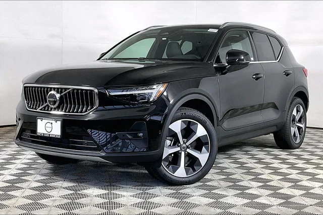 2025 Volvo XC40 B5 Plus Bright Theme