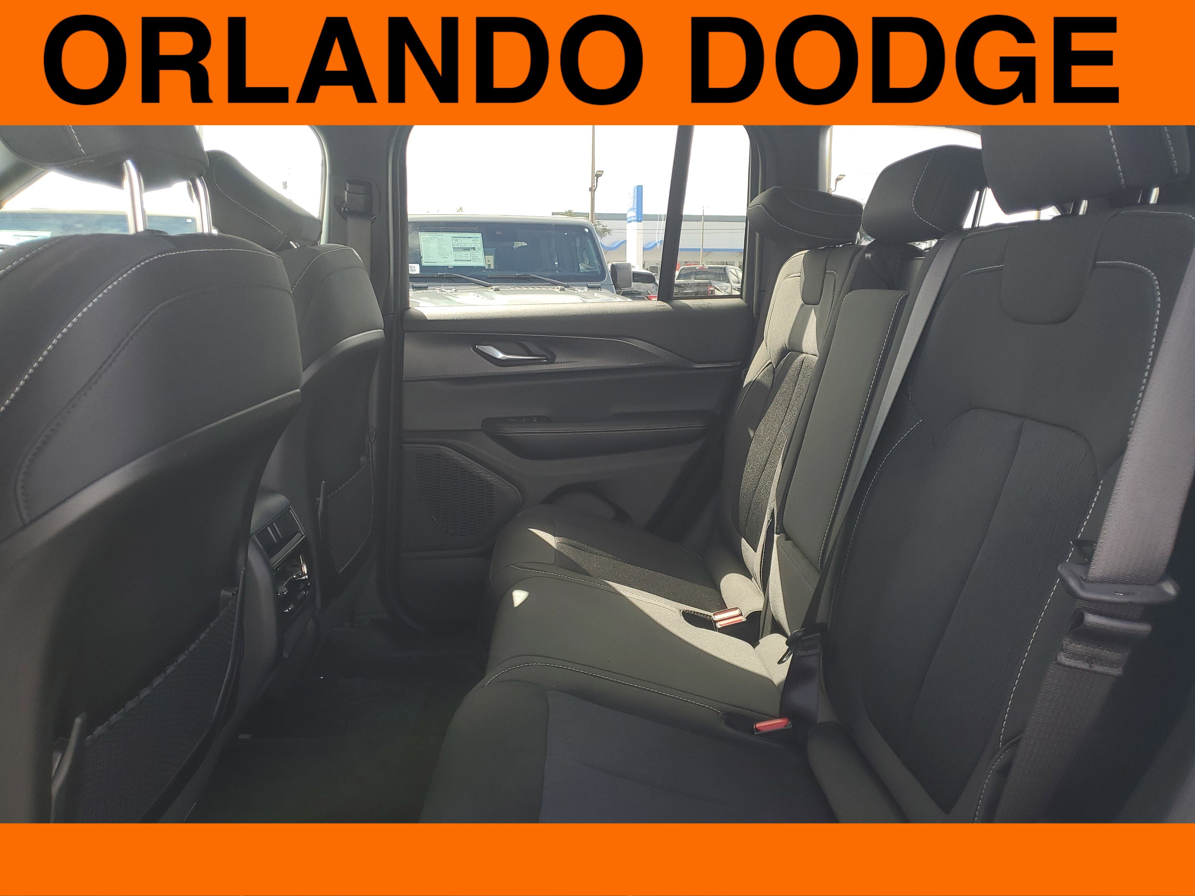 2025 Jeep Grand Cherokee Laredo photo 3