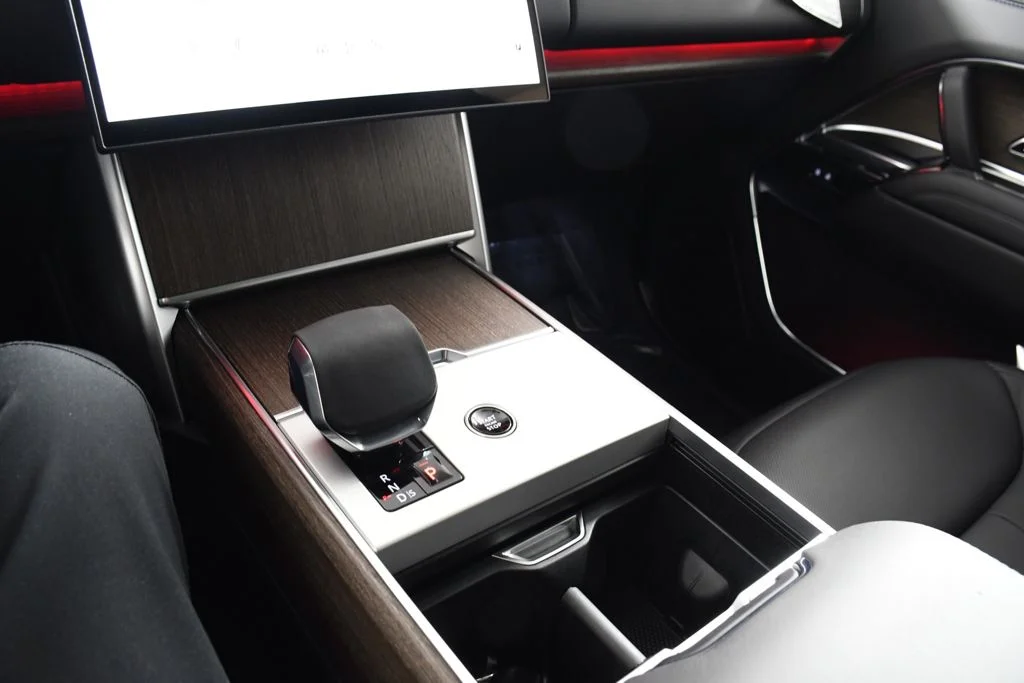 New 2026 Fuji White Land Rover SE image 31