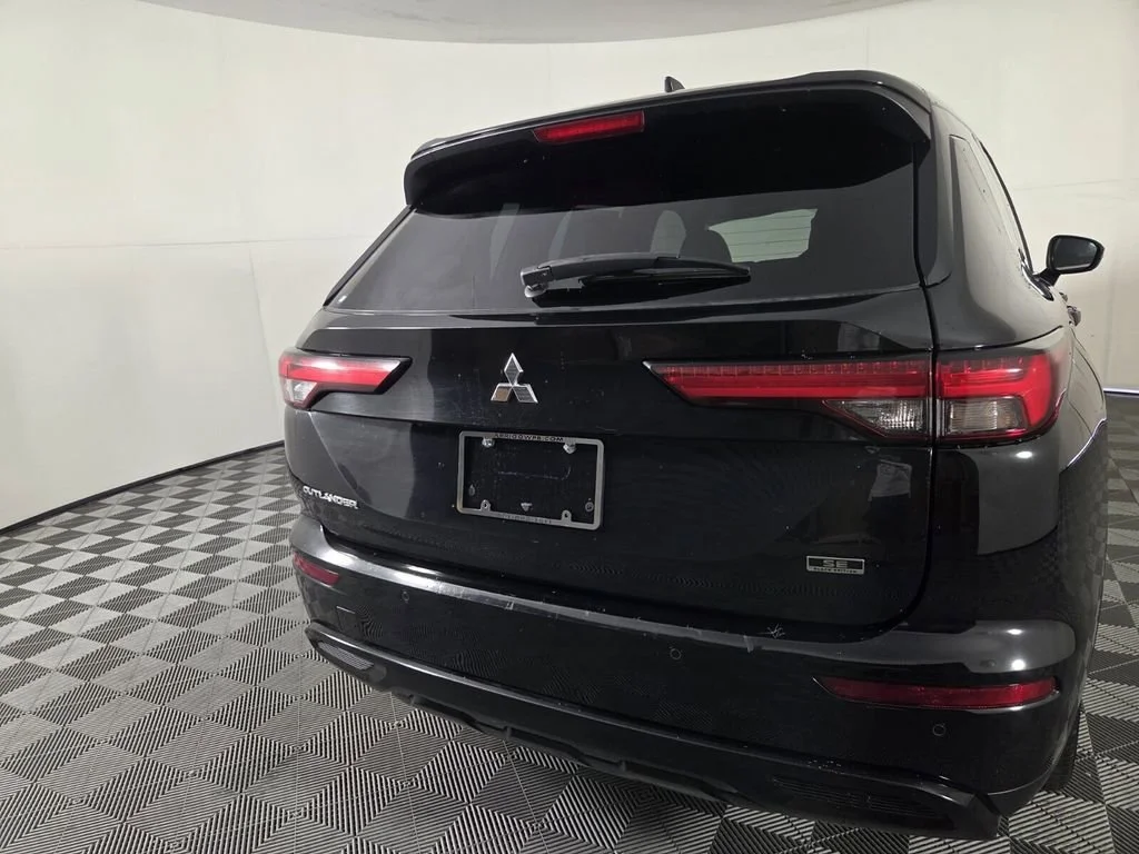 Used 2023 Black Mitsubishi SE Black Edition image 6