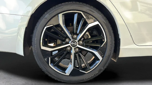 Used 2024 Pearl White Tricoat Nissan 2.5 SR image 44