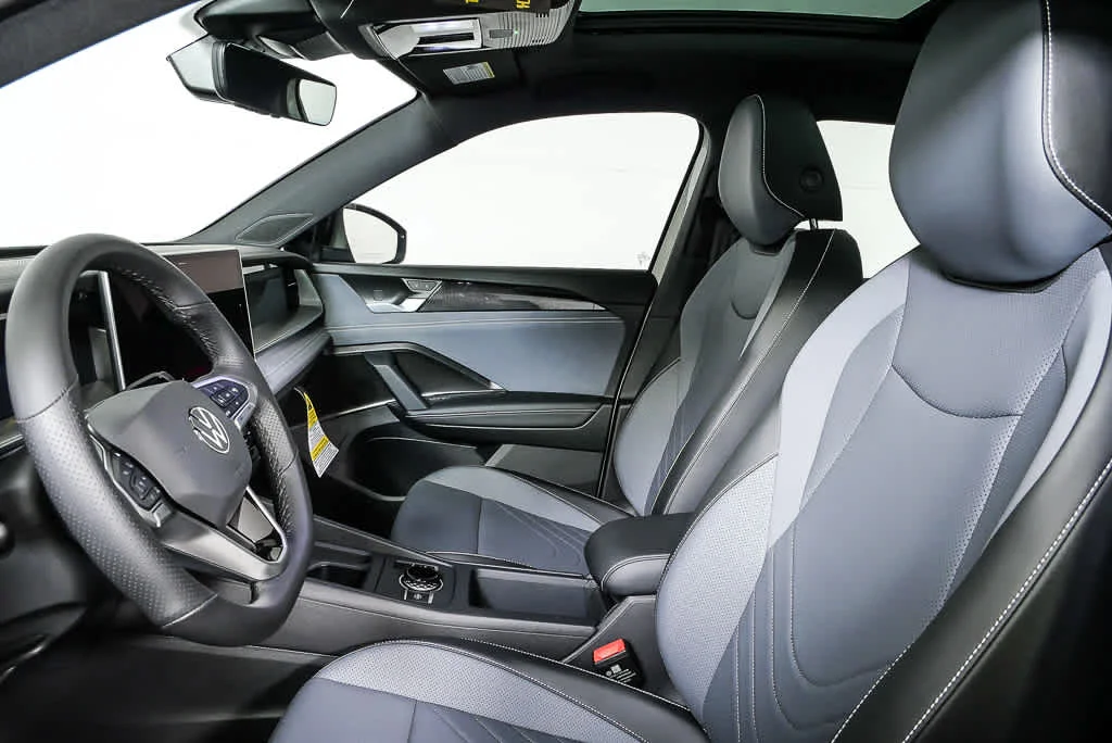 New 2026 Sandstone w/Deep Black Roof Volkswagen SE R-Line Black image 5