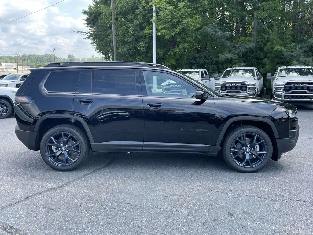 New 2026 Diamond Black Crystal Pearlcoat Jeep Laredo image 9