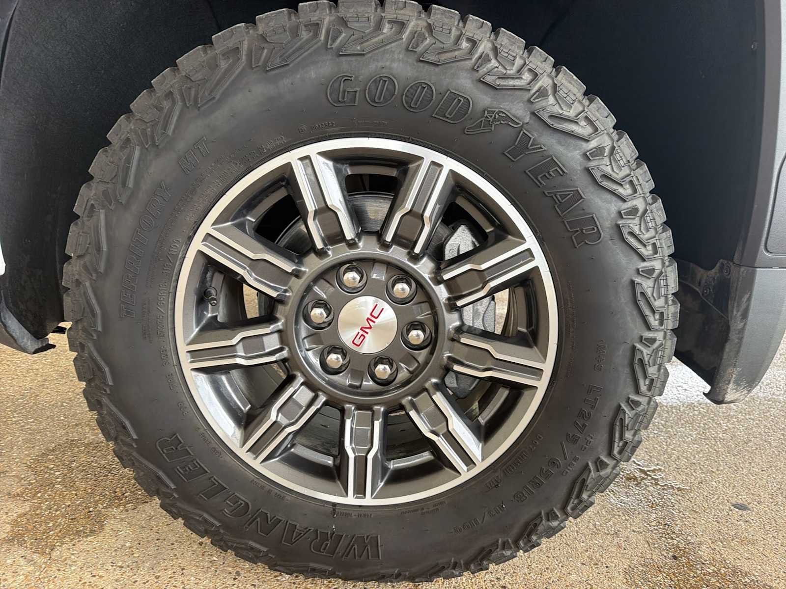 Used 2025 Summit White GMC AT4 image 33