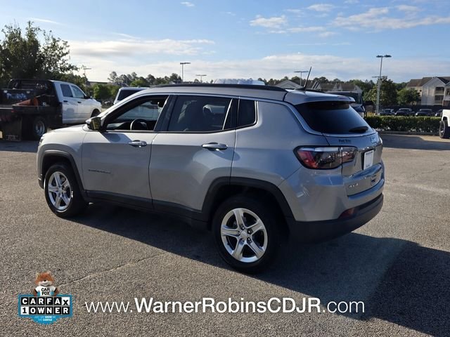 Used 2024  Jeep Latitude image 10