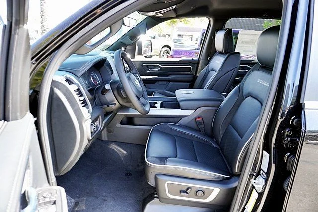 New 2026 Diamond Black Crystal Pearl-Coat Exterior Paint RAM Laramie image 20