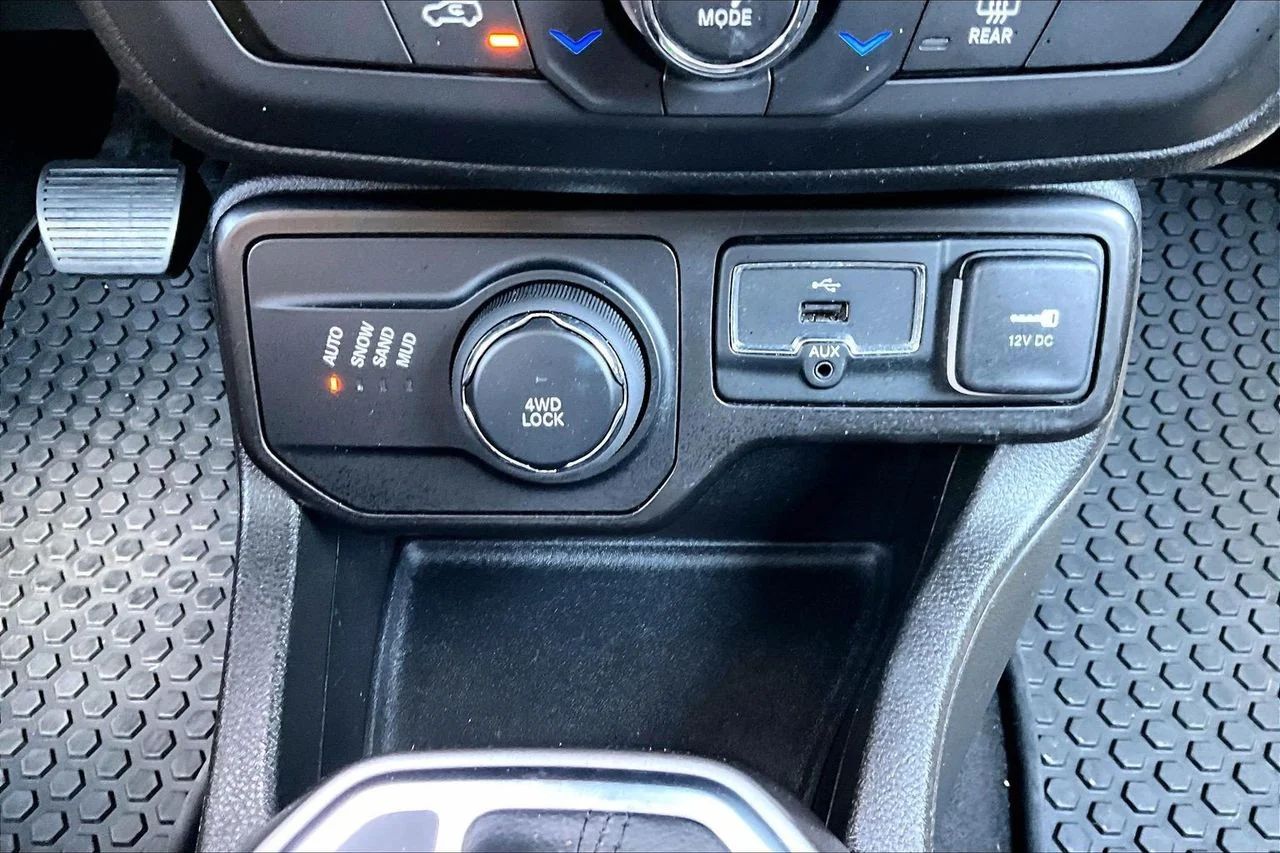 Used 2022 Black Jeep Latitude image 16