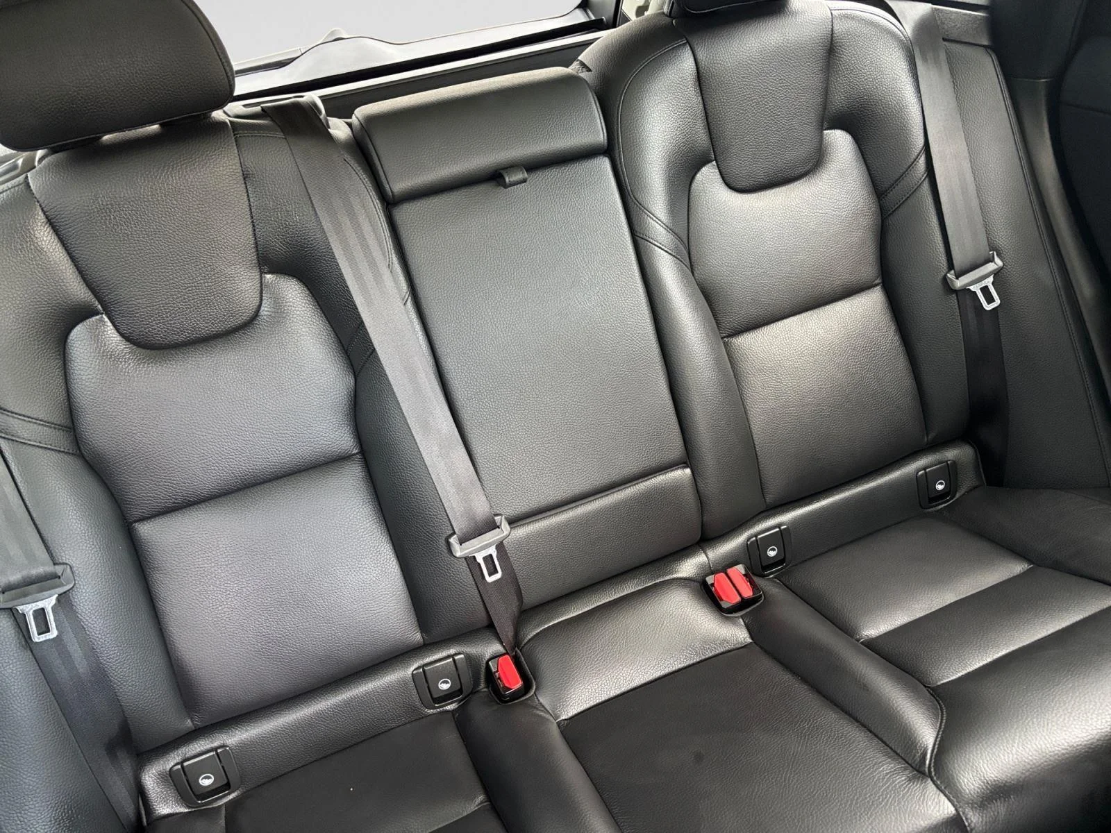 Used 2024 Crystal White Metallic Volvo Plus Dark Theme image 18