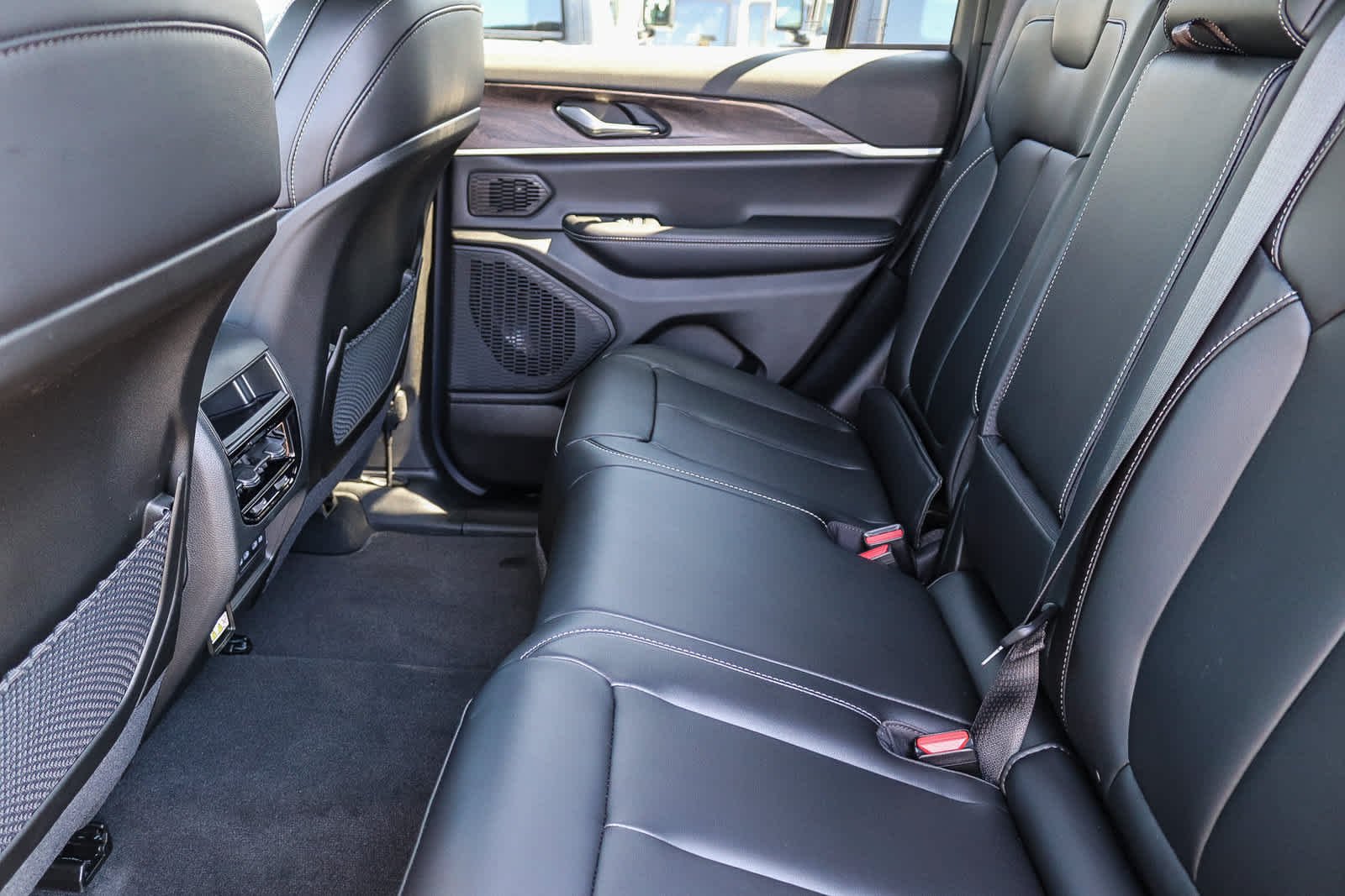 New 2027 High-Gloss Black Paint Jeep Limited image 19