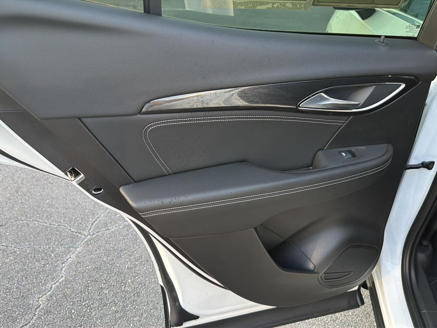 Used 2023 Summit White Buick Essence image 17