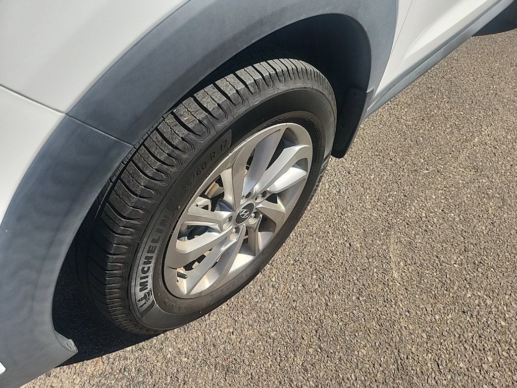Used 2017 Winter White Hyundai SE image 7