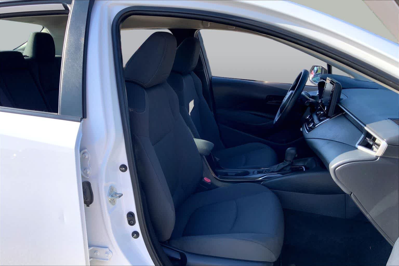 Used 2022 White Toyota LE image 9