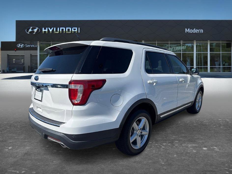 Used 2018 White Platinum Clearcoat Metallic Ford XLT image 4