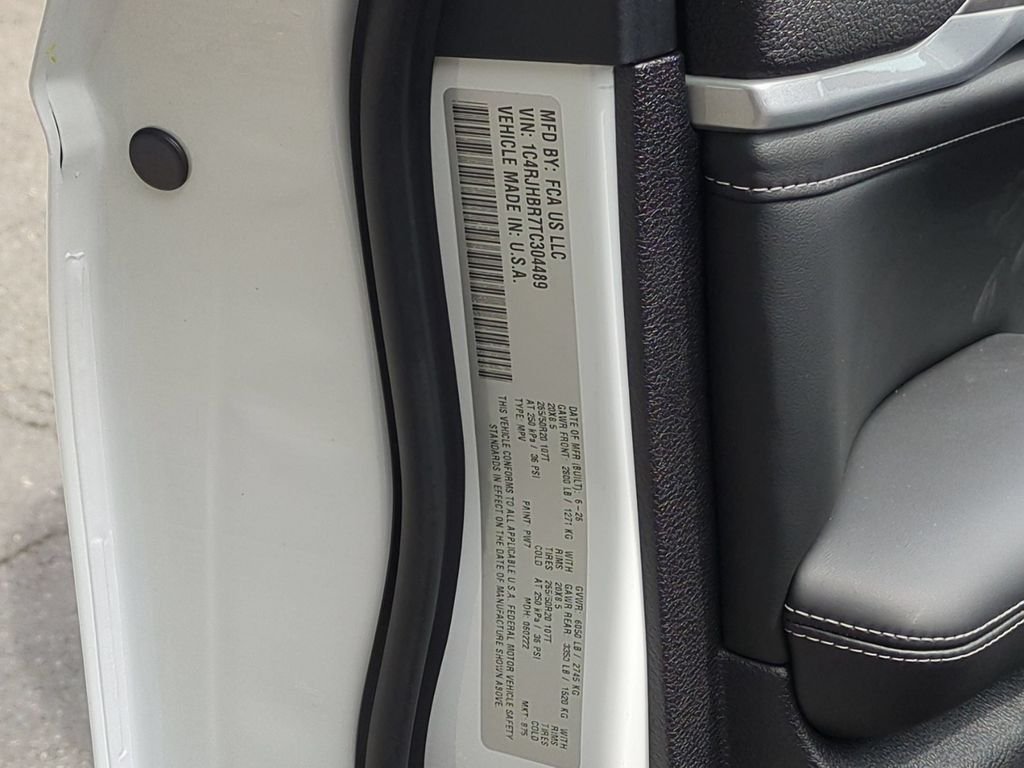 New 2026 Bright White Clear-Coat Exterior Paint Jeep Limited Reserve image 28