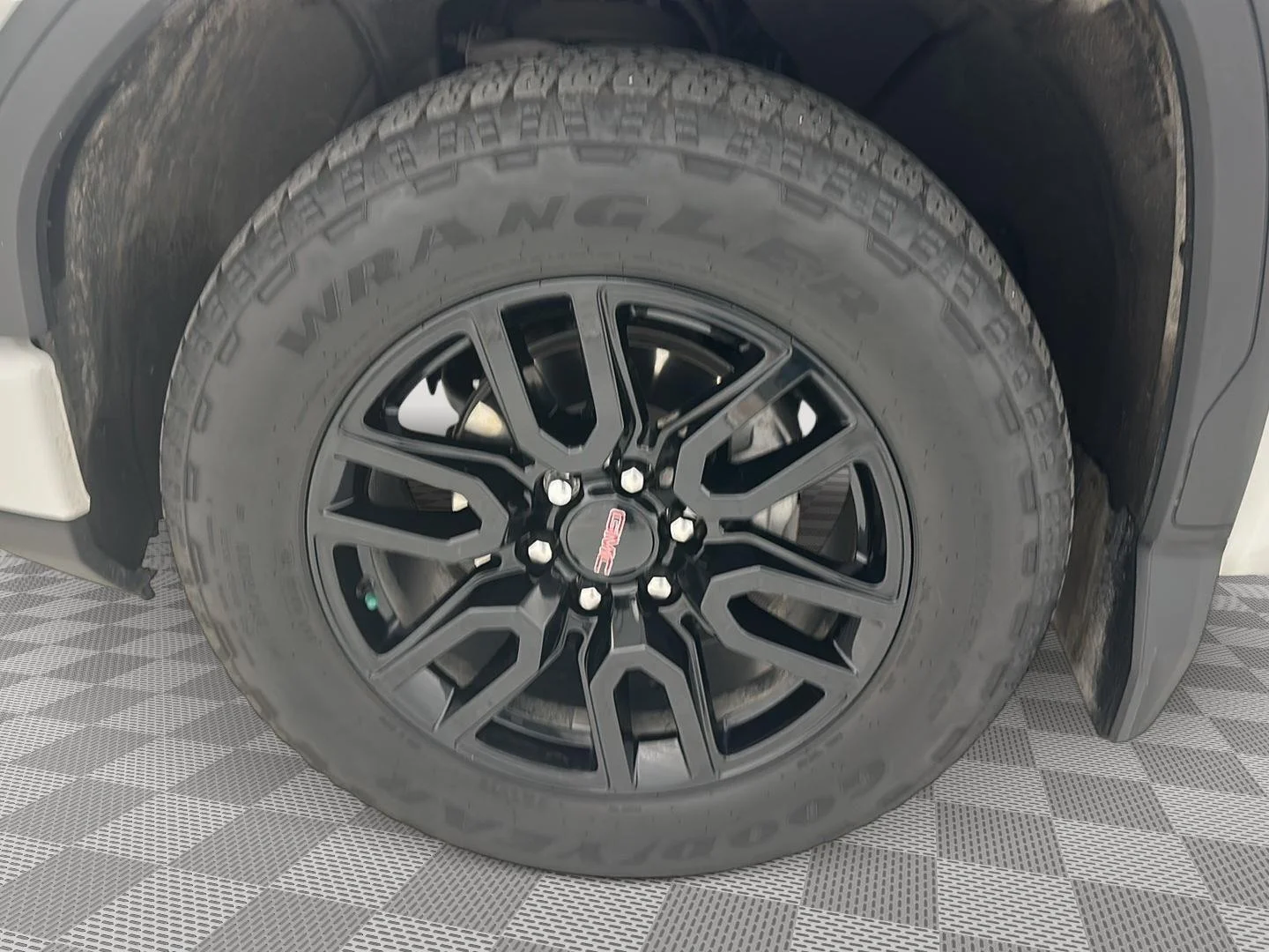Used 2025 Summit White GMC Elevation image 31