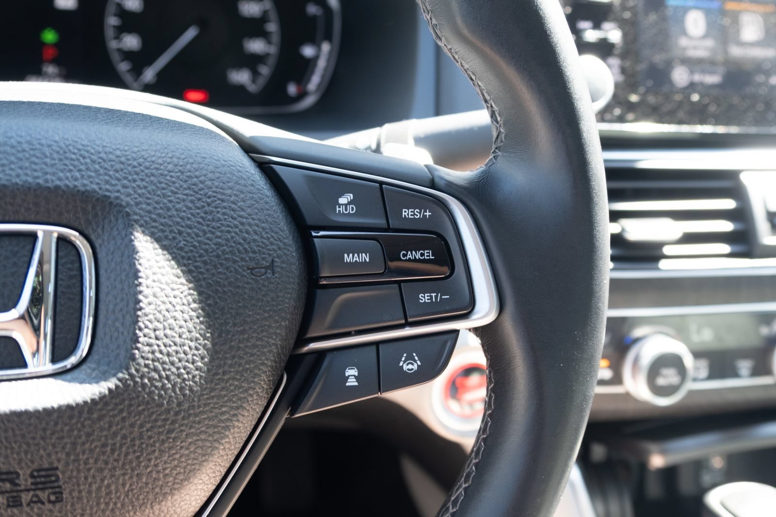 Used 2018  Honda Touring 1.5T image 7