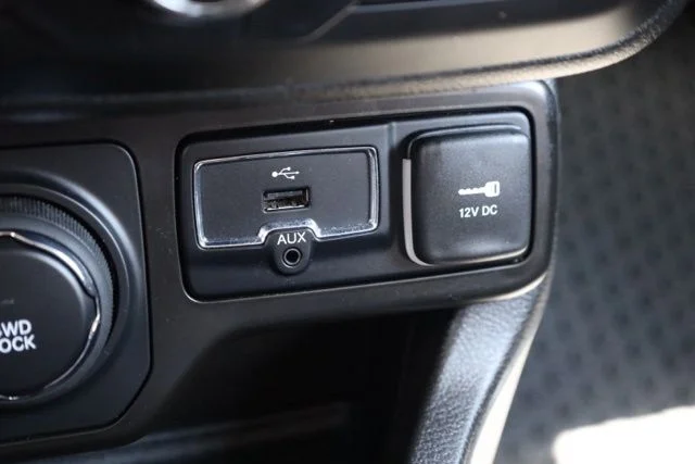 Used 2023 White Jeep Latitude image 31