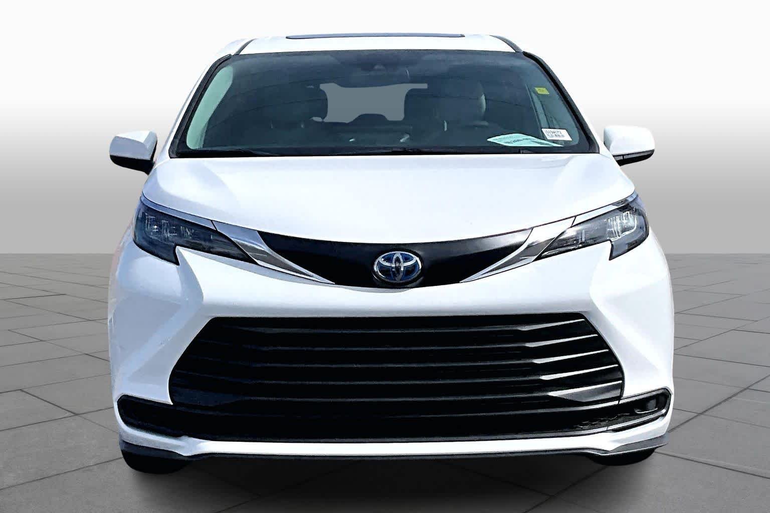 2025 Toyota Sienna LE - Photo 4