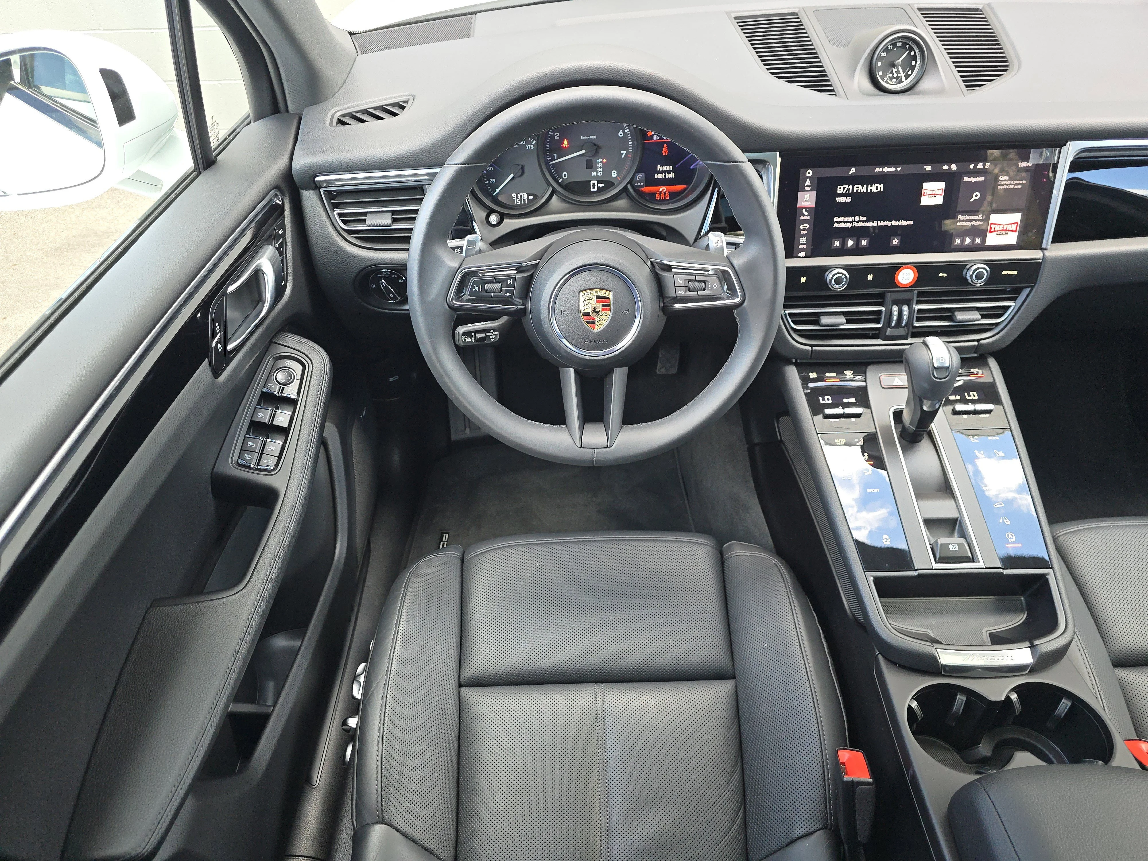 2025 Porsche Macan T - Photo 18
