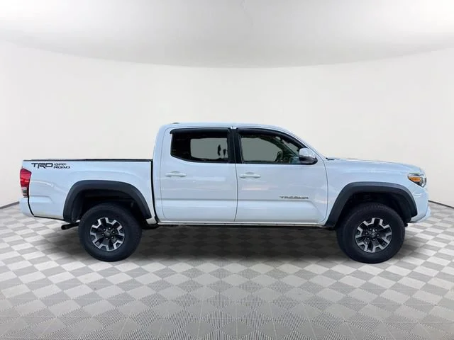 Used 2016 White Toyota SR5 image 4