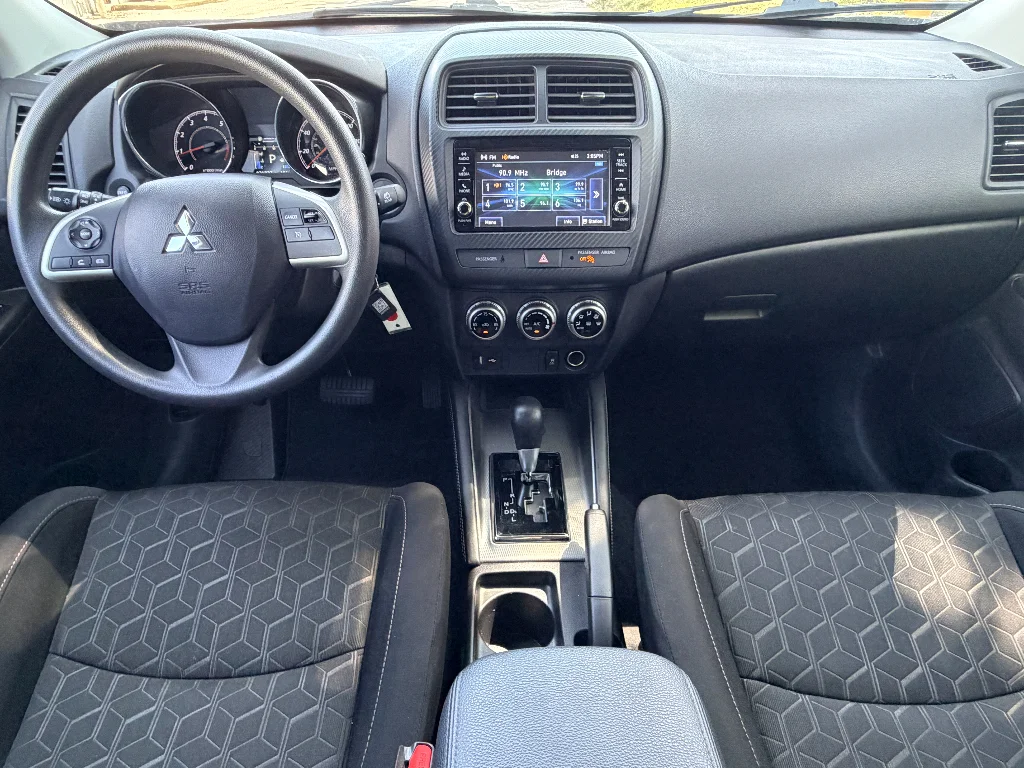 Used 2025 Labrador Black Pearl Mitsubishi ES image 15